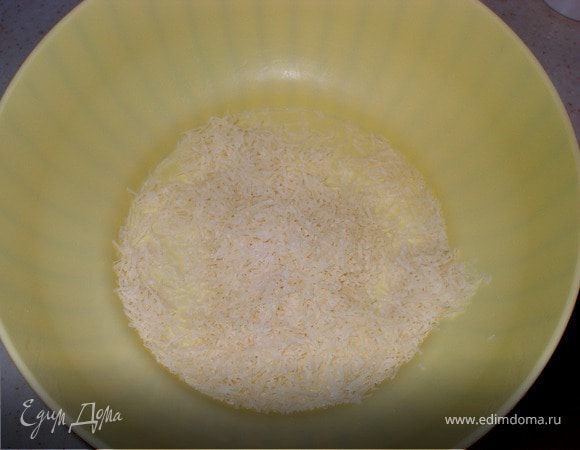 В отдельной посуде смешать муку с разрыхлителем, солью, пармезаном, сахаром и базиликом.