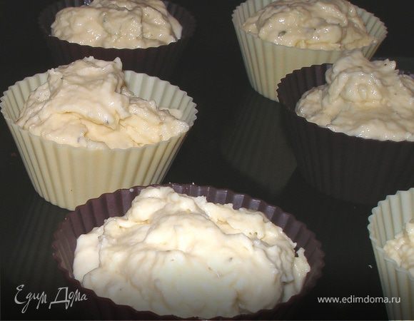 Смешать яичную смесь с мучной, слегка перемешав. Формочки (кроме силиконовых и бумажных) предварительно смазать маслом. Выпекать при температуре 200 градусов С около 20 минут. 