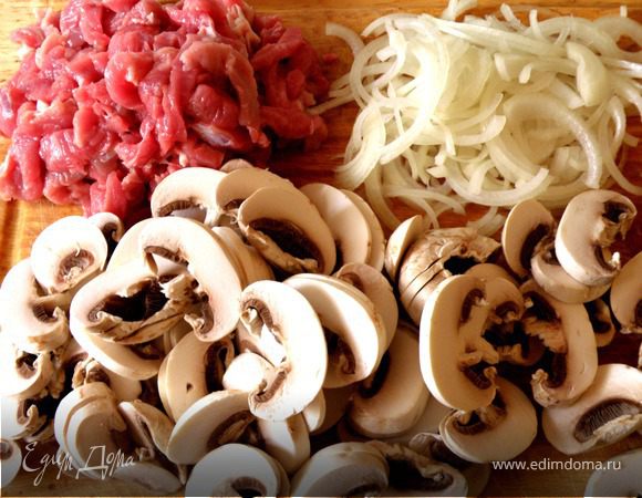 Порезать лук,мясо и грибы длинными полосочками.
(как на бифстроганоф)
Грибы я готовлю без ножек так приятнее;)