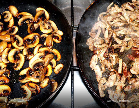 Жарю грибы на оливковом масле и на отдельной сковородке.Для того что бы грибы стали рюмяные.Рядом жарится мясо с луком на подсолнечном масле.