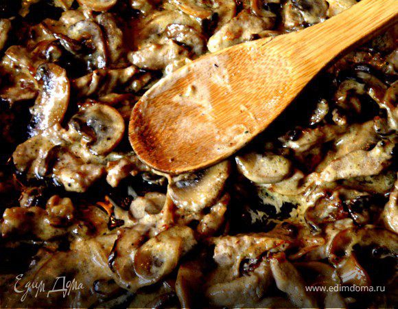 Когда наши грибочки и мясо станет золотистого цвета,соединяем их вместе солим,перчим и заливаем сливки.
Прогреваем немного наш соус.