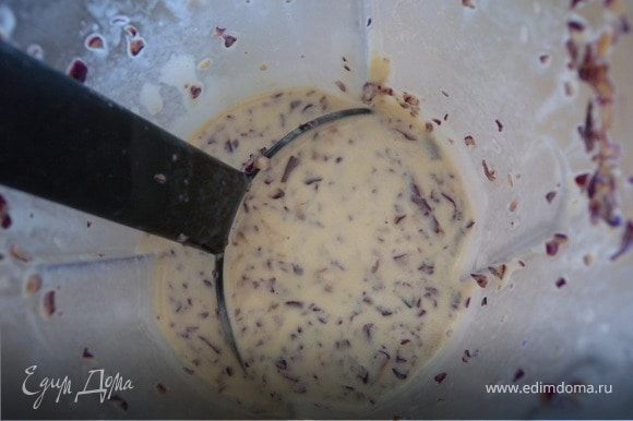 Приготовить тесто для блинов такой консистенции как обычно. Всыпать большое количество капусты.