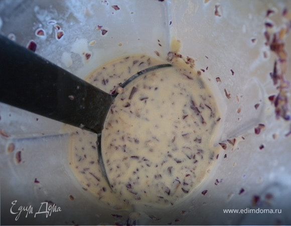 Приготовить тесто для блинов такой консистенции как обычно. Всыпать большое количество капусты.