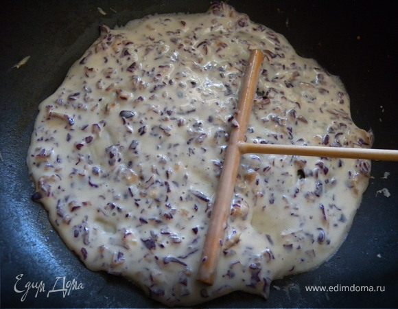 Жарить блины. Вообще если у вас нету такой шваберки, то скорее всего у вас блины не получатся... тесто не растекается. Но не расстраивайтесь: ее можно сделать из китайских палочек для суши... (или найти и купить в магазине. Моя шваберка шла в комплекте к сковородке для блинов).