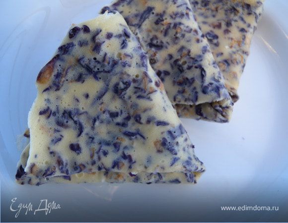 Тесто я делаю последнее время "на глаз". Примерно: на 500 мл молока - 3 яйца, немного совсем воды, соль, около 5-6 ст л растительного масла (бывает и больше), мука, 1 ст ложка крахмала (по желанию). Тесто делаю жидковатым, с ним легче тогда работать... тем более если с припеком... Смачного ещё раз...