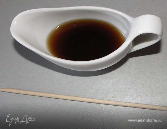 И так..на один не очень большой куличик понадобится 30-40мл сиропа который мы разведём таким же количеством кипячённой воды.По желанию можно добавить ещё ложечку вкусного крепкого алкоголя:)И ещё нужна деревянная палочка типа шампурчика(Д=0,5см)