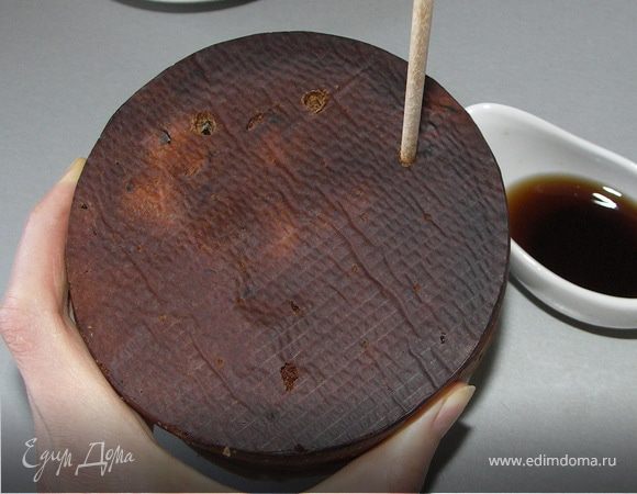 Проделаем в донышке кулича с десяток дырочек.Глубоких,но не насквозь.