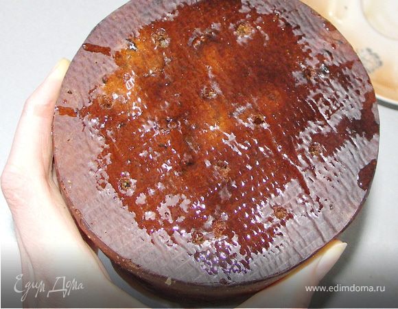 Берём разведённый сироп и аккуратненько наливаем в дырочки.У меня вся жидкость плавно впиталась.