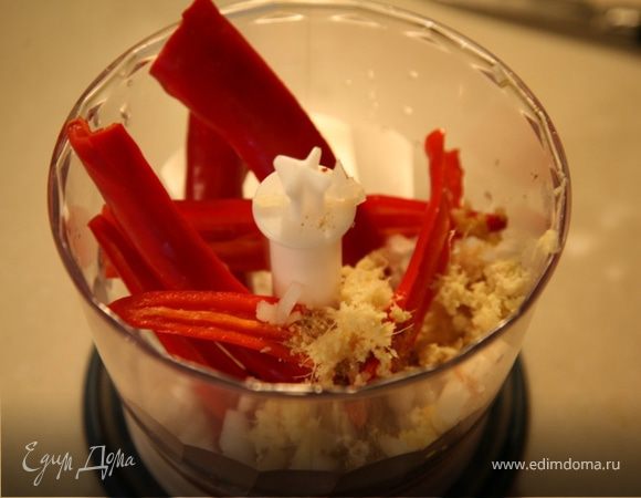 Паста для соуса.Разрезать стручки перца чили,удалить семена, залить мякоть холодной водой и оставить на 30-40 мин.Размять чеснок,мелко нарезать лук,натереть имбирь и цедру лимона.Смешать все сухие ингредиенты.