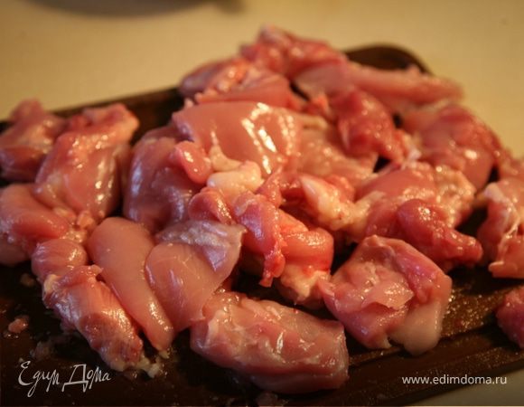 Нарезать куриные бедрышки небольшими кусочками.
