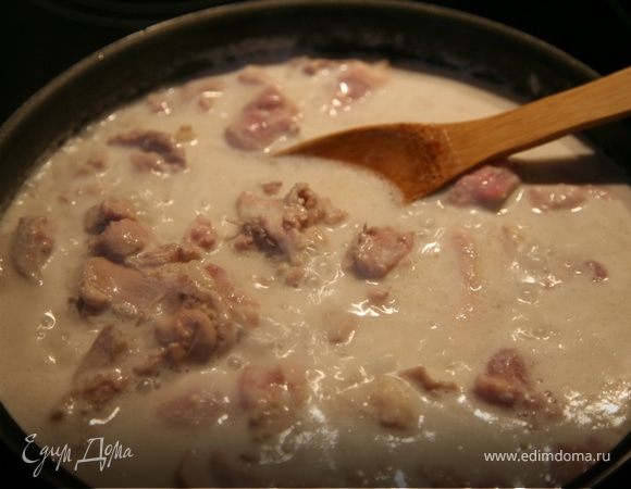 Влить кокосовое молоко в глубокую сковороду,посолить,положить кусочки мяса.Довести до кипения и тушить на небольшом огне 30-35 мин,периодически переворачивая мясо.