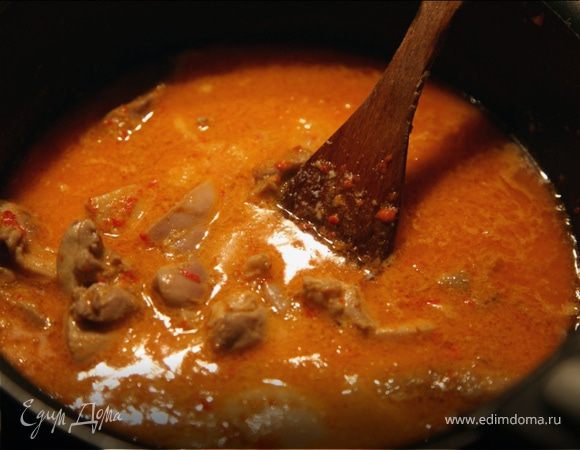 В отдельной сковороде разогреть растительное масло,положить туда подготовленную пасту и тушить на небольшом огне,непрерывно помешивая,до тех пор,пока паста не изменит цвет с красного на светло-коричневый,а масло не отделится.Далее положить сахар и хорошо перемешать.В сковороду на пасту выложить кусочки курицы,пермешать и влить кокосовый соус,в котором готовилась птица.Тушить не более 1 минуты.