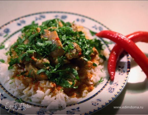 Подавать это блюдо следует так.На блюде по окружности уложить сваренный рис,в центр поместить кусочки курицы,залить все соусом и посыпать измельченной зеленью.Приятного аппетита!