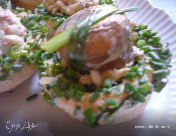 Такими грибочками можно украсить волованы, тарталетки и т.п. или подать как самостоятельную закуску. 