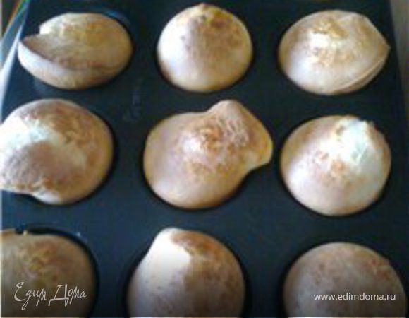 Яйца,сахар,соль,тщательно взбиваем.