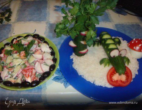 Затем берем огурец, помидор, редис и режем небольшими кусочками. нарезаем на четверти маслины. Добавляем майонез, соль и перец и размешиваем. Украшаем зеленью и маслинами.
Приятного аппетита!