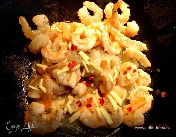 Чеснок и перец мелко порезать и быстро обжарить с креветками на большом огне в течении 2 мин.Чуть посолить.