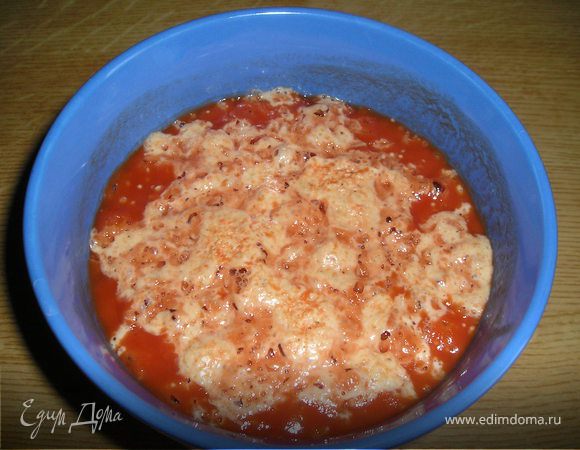 В  теплый  томатный  сок  добавить  сахар, дрожжи, размешать. Поставить  в  теплое  место  до  образования  пены.  