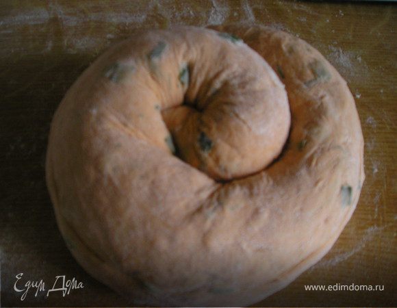 Свернуть  пласт  в  рулет, скрутить  по  кругу. Выложить  в  смазанную  раст.маслом  форму. У  меня  это  разъемная  форма  Д 24см.