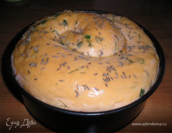 Поставить  в  теплое  место. Дать  хлебу  подойти. Смазать  сверху  раст. маслом, присыпать  тмином. У  меня  было  уже  взбитое  яйцо, я  им  и  смазала, хотя  считаю, что яйцам  в  хлебе  не  место.  