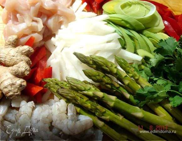 Порезать все овощи и мясо:дайкон и сладкий перец-длинными брусочками,лук-порей-кольцами,спаржу-на 3 части,кинзу,чеснок и острый перец -мелко порубить,куриное мясо-тонкими длинными полосками. 