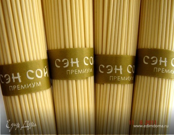 На плиту поставить кипятиться воду с солью. Сварить яичную лапшу,как указано на упаковке(в кипящей воде варить 5 мин,затем добавить стакан холодной воды и варить до готовности).