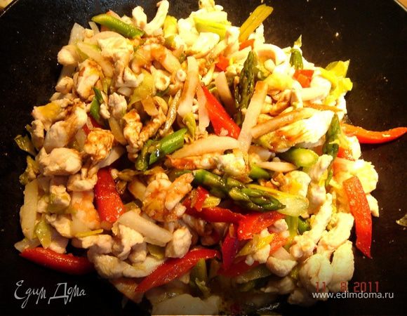 В это же время разогреть в воке небольшое количество растительного масла на большом огне и добавить сначала лук-порей с чесноком,имбирём и перцем,затем куриное мясо.Постоянно помешивать,не давая жариться,а лишь тушиться.Минут 5-7 достаточно.Затем добавить дайкон и перец(ещё минут 5-7),затем креветки,спаржу и соевый соус(2-3 ст.л.по вкусу).При постоянном помешивании,потушите смесь еще 2-3 минуты,добавьте кинзу и убирайте с огня.Если вы хотите отведать это блюдо в виде супа,то необходимо иметь 250-300 мл горячего куриного бульона.В миску  положить лапшу,курино-овощную смесь,при желании добавить бульон.Приятного аппетита! 