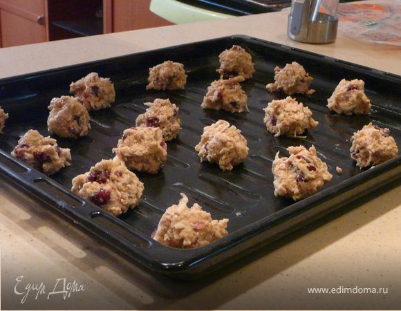 Обжарить хлопья на сухой сковороде пару минут, остудить. Взбить яйцо, сахар, корицу, ваниль, яблоко, масло (мягкое), добавить муку, хлопья, разрыхлитель, соль и клюкву.
Сформировать маленькие шарики (как каштан), смазать деко и печь 12-15 минут при 175С
