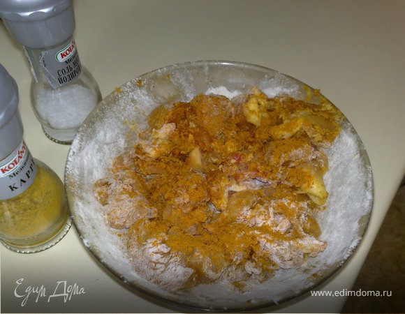 Нарезать средними кусками цыпленка, посолить, посыпать карри, обвалять в муке.