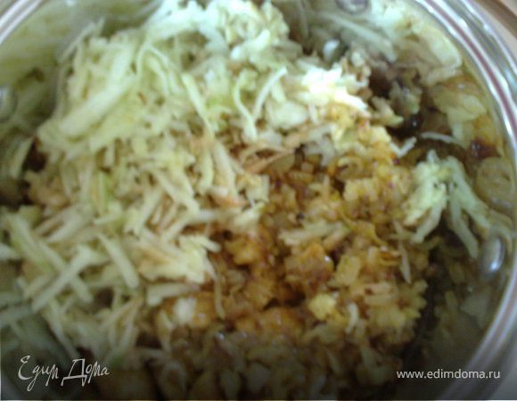 Сложить в сотейник. На оставшемся жире пассеровать лук, нарезанный тонкими кубиками. Добавить к курице. Почистить яблоки (лучше кисло-сладкие), натереть на крупной терке, положить в сотейник, все перемешать.