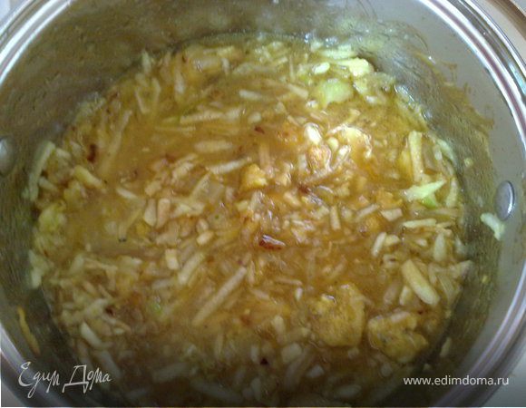 Добавить бульон и томатную пасту.
Тушить на медленном огне минут 45 (если грудку, то меньше).