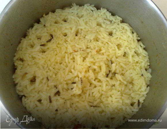 Отварить рис ( у меня была смесь рисов) в пропорции один к двум, залив его кипятком. После закипания добавить вкусную соль, немного порошка карри, кусочек сливочного масла. Варить до готовности.