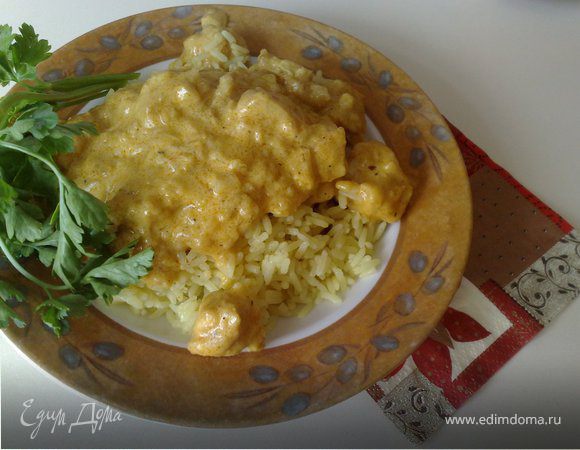 За 10 минут до готовности добавить готовый соус карри, перец (черный, паприка, перечная смесь), сметану, смешанную с крахмалом.Подать в глубоком блюде, положив на отварной рис.