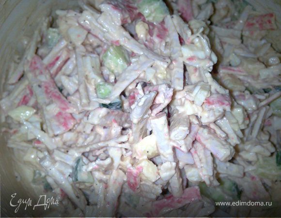 Нарезаем палочки вдоль, а остальные продукты кубиками и заправляем майонезом и кетчупом. Солим и перчим. Главное что-бы кетчуп был без лишних приправ, а то он может не подойти к крабовым палочкам.  