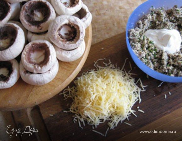 Шампиньоны почистить. "Вырвать" у них ножки и измельчить в блендере вместе чесноком и орехами. Петрушку измельчить, сыр натереть на терке.