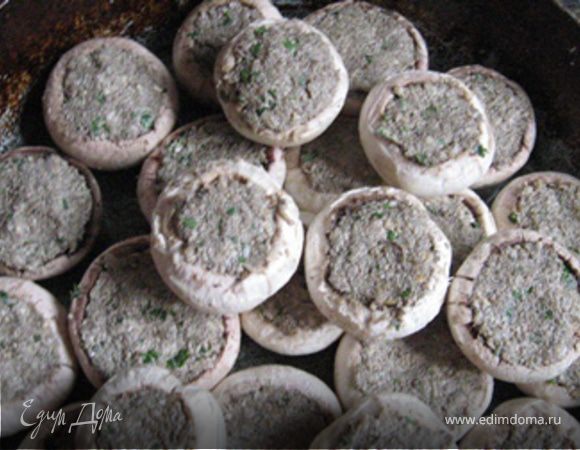 Смешать петрушку, сливки (или нежирную сметану), сыр, орехи с грибами и чесноком в однородную массу. Посолить, поперчить, добавить мускатный орех и нафаршировать шляпки. Предварительно их можно с двух сторон обжарить на сильном огне на масле, чтоб случилась у них корочка. Выложить грибы на противень и запекать в духовке 15 минут при 200 градусах.