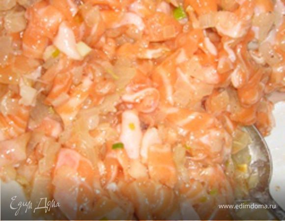Луковицу измельчить и обжарить на масле до мягкости. Смешать с мясом семги, посолить, поперчить, сбрызнуть лимонным соком (чтобы удешевить пирог я купила "обрезь" семги, от чего пирог ничуть не пострадал :)