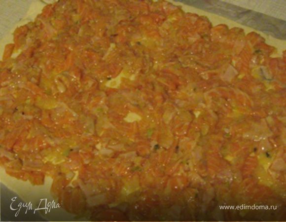 Готовый лист теста разделить на части и каждую истончить раскатывая. Затем разделить начинку на части (в зависимости от того сколько пластов теста вы сделали) и переложить с начинкой свормировав пирог.