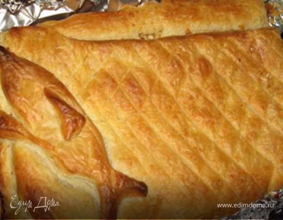 Накрыть верхний слой начинки самым симпотичным пластом теста и украсить. В моем случае из обрезков получилась рыбка :) Смазать взбитым желтком и убрать в духовку на 30 - 40 минут при 180 градусах.