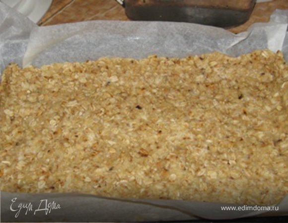 Готовим хрустящий корж. Масло растопить, посолить, поперчить, всыпать муку и геркулес. Хорошенько перемешать. Выложить в форму на бумагу для выпекания и распределить ровным слоем пальцами. Сделать бортики.