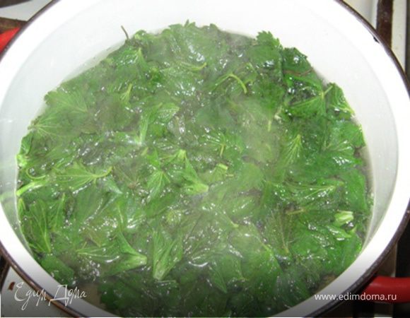 Готовим мусс. По рецепту полагается использовать 200 гр шпината, но у меня его оказалось мало и я разбавила его 1:1 с молодой крапивой, от чего мусс нисколько не пострадал. Итак, припустим шпинат в кипятке минуты три и откинем на сито стекать.