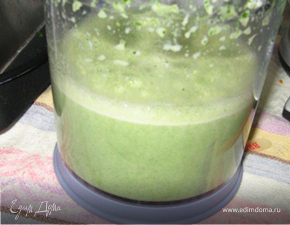 Выложить шпинат в блендер, вбить яйца, добавить йогурт (у меня была сметана 15%), сок апельсина и его цедру на мелкой терке. Посолить, поперчить и взбить в однородную массу.