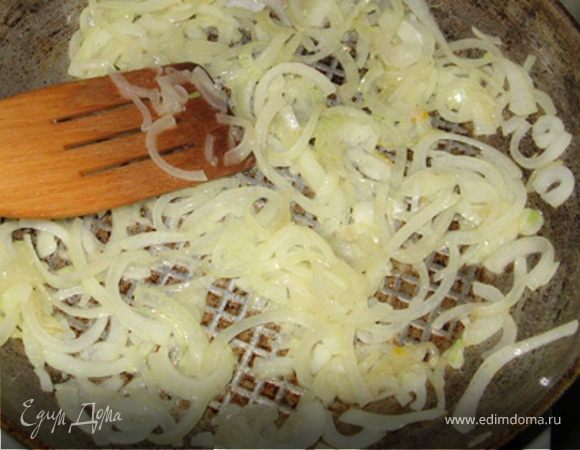 Лук нарезать полукольцами и обжарить на масле до мягкости.
