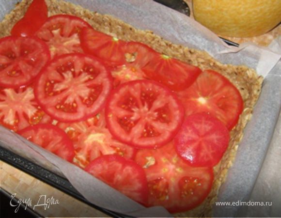 Помидоры нарезать кружками и выложить на геркулесовый корж, немного присолить и поперчить.