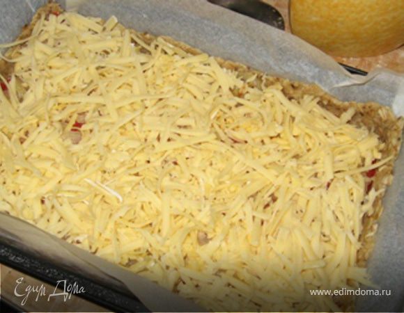 Сверху на помидоры выложить лук со сковородки и засыпать все тертым сыром. Сыр возьмите вкусный. От него в пироге многое зависит (я о вкусе).