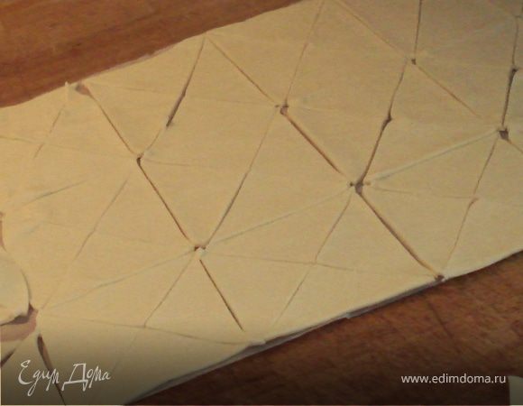 Духовку разогреваем до 200.Тесто раскатываем.Разрезаем.Печем 10 мин.
Затем охлаждаем.