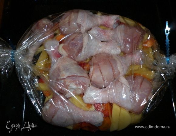 в рукав для запекания положить овощи, и затем на овощи, как на перину уложить куриные голени. Не забудьте проткнуть рукав зубочистками в нескольких местах!