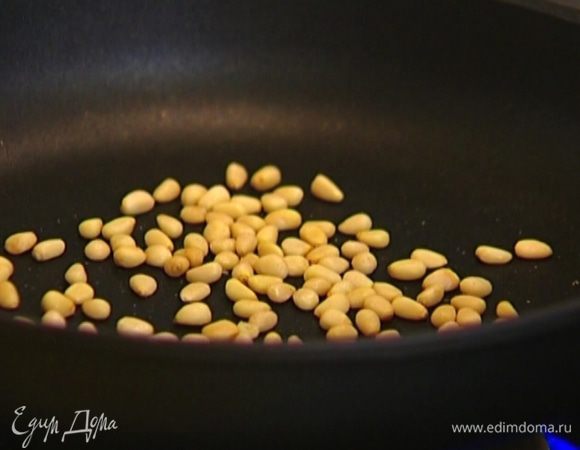 Орехи обжарить на сухой сковороде.