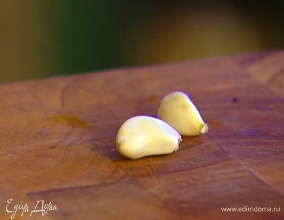 Чеснок почистить.