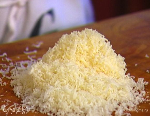 Твердый сыр натереть на мелкой терке.